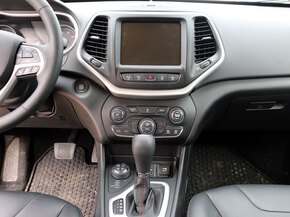 Jeep 3.2L 自动 中控仪表台总特写