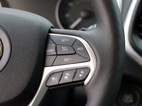 Jeep  3.2L 自动 方向盘右侧