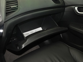 东风本田 1.8L 自动 手套箱整体特写