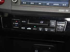 东风本田  1.8L 自动 中控台下方特写