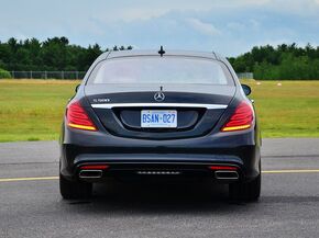 奔驰(进口)  S500L 4.7T 自动 车辆正后方尾部视角