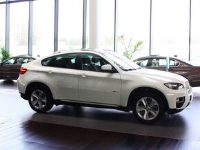 宝马(进口)  3.0T 车辆正右侧