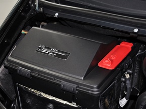 福建奔驰  3.0L 自动 蓄电池特写