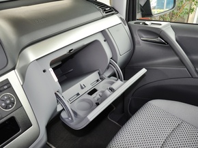 福建奔驰  3.0L 自动 手套箱整体特写