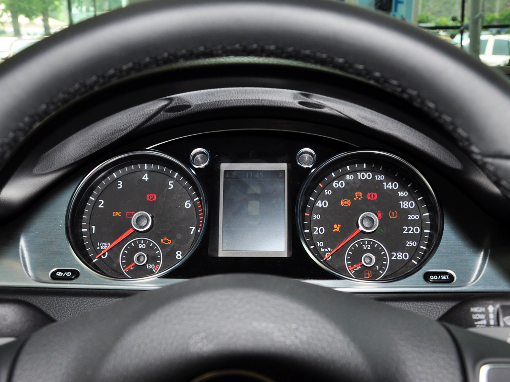 一汽-大众 2.0TSI DSG 方向盘后方仪表盘