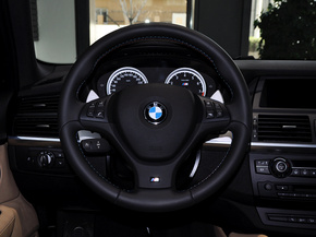 宝马M  4.4T 自动 方向盘整体