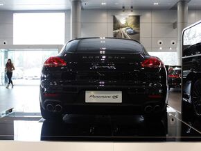 保时捷  3.0T DCT 车辆正后方尾部视角