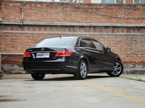 北京奔驰  E260L 1.8T 自动 车辆右侧尾部视角