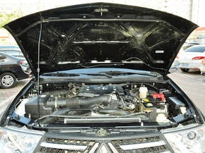 广汽三菱  3.0L 自动 发动机局部特写