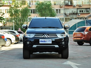 广汽三菱  3.0L 自动 车头正面视角