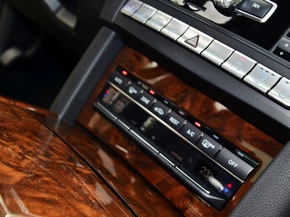 北京奔驰  E300L 3.0L 自动 中控台下方特写