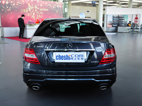 北京奔驰  C300 3.0L AT 车辆正后方尾部视角