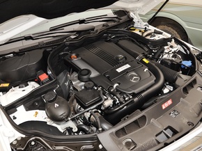 北京奔驰  C260 1.8T AT 发动机主体特写