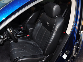 英菲尼迪  3.7L 自动 驾驶席座椅前45度视图