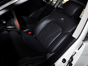 英菲尼迪  5.6L 自动 驾驶席座椅前45度视图