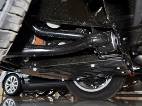 路虎  3.0 V6 SC 前悬架特写