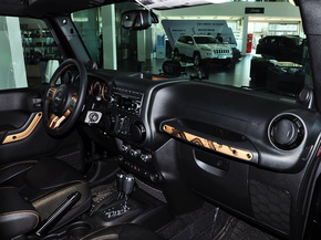 Jeep  3.6L 中控台右侧