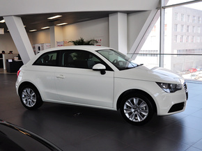 奥迪(进口) 30 TFSI 车辆正右侧