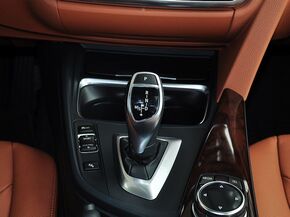 华晨宝马  328Li 挂档把手特写