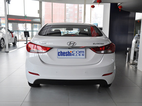 北京現(xiàn)代  1.6L 自動(dòng) 車(chē)輛正后方尾部視角