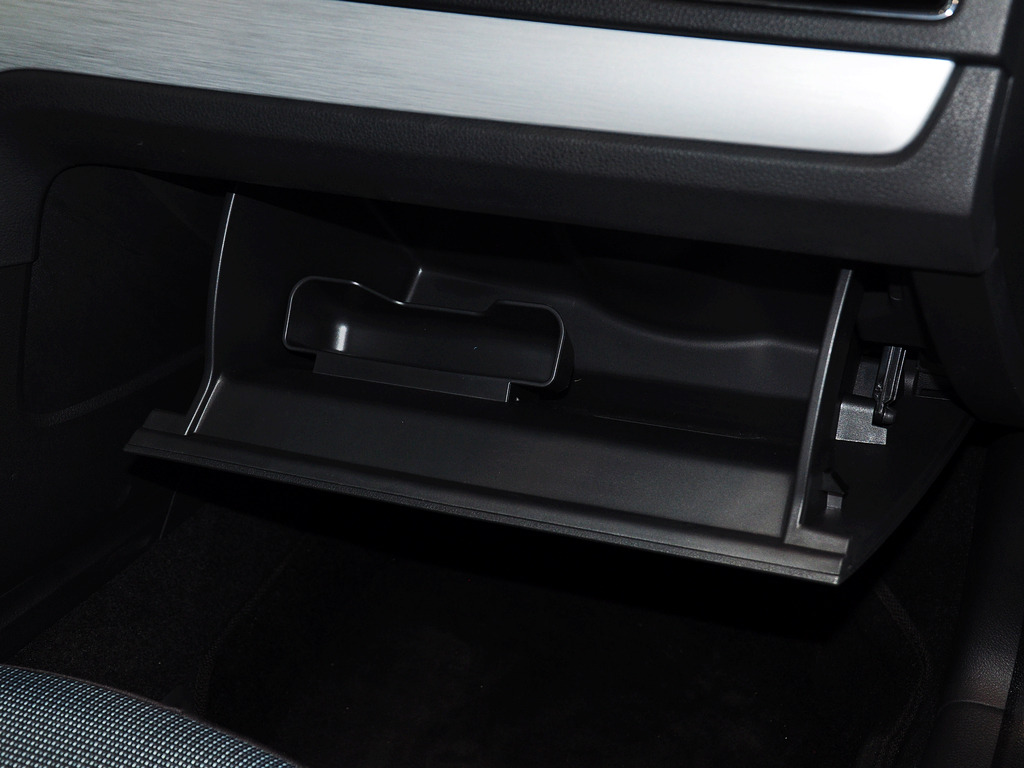 上海大众  1.4TSI DSG 手套箱整体特写