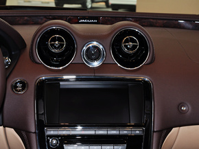 捷豹  XJL 3.0 SC 中控台中央特写