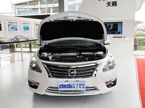 东风日产  公爵 2.5L 车辆发动机舱整体