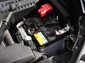 东风日产  公爵 2.5L XV 蓄电池特写