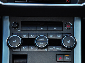 路虎 2.0T 中控台下方特写