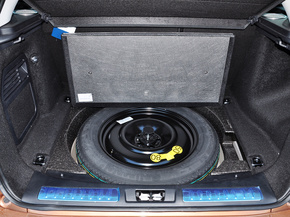 路虎  2.0T 打开后备箱内盖板特写