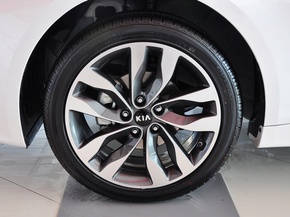 东风悦达起亚  2.0L AT 前轮整体照片