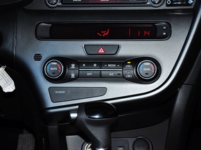 东风悦达起亚  2.0L AT 中控台下方特写