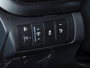 东风悦达起亚  2.0L AT 方向盘左后仪表台