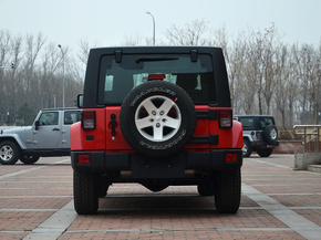 Jeep  3.0L 自动 车辆正后方尾部视角