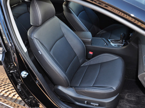 东风悦达起亚  2.0T AT 副驾驶席座椅45度特写