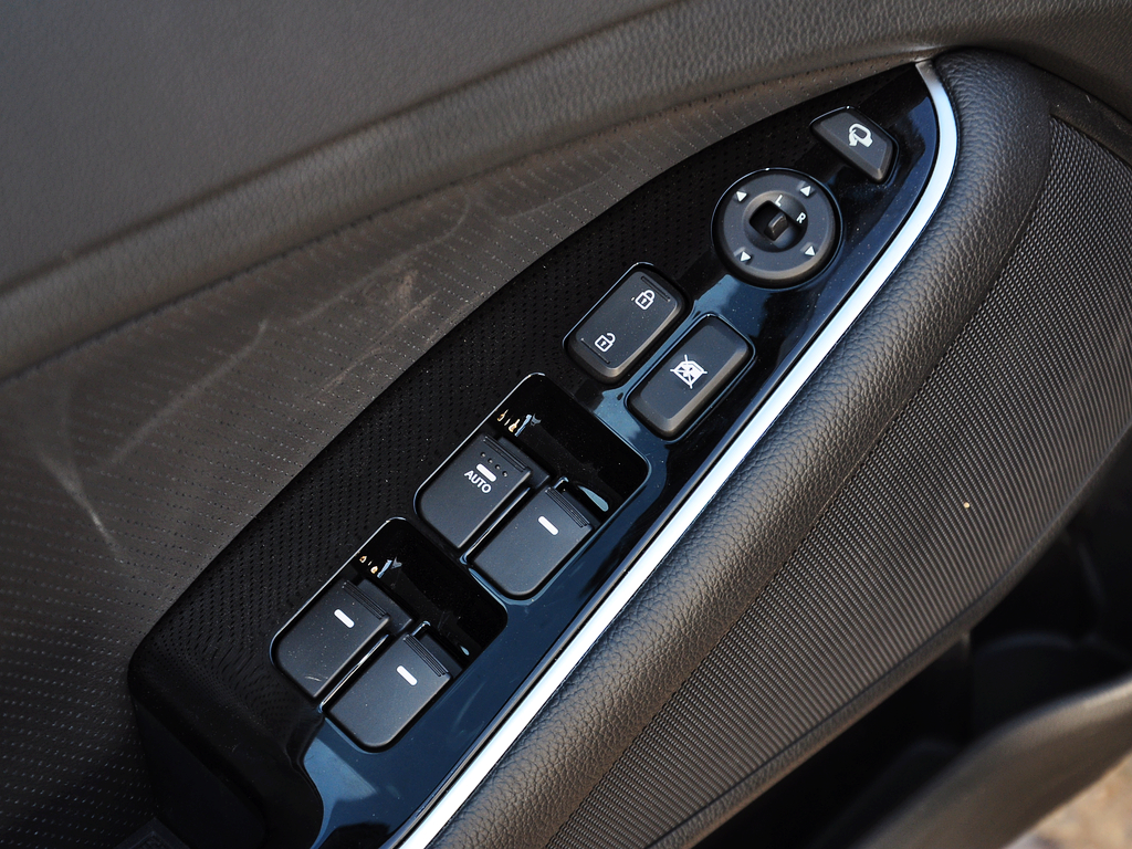 东风悦达起亚  2.0T AT 左前车门控制区特写