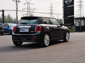 MINI  COOPER S 车辆右侧尾部视角