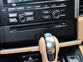 保时捷  Macan 中控台下方特写