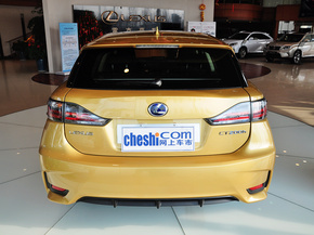 雷克萨斯  200h 1.8L CVT 车辆正后方尾部视角