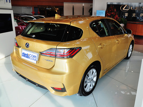 雷克萨斯 200h 1.8L CVT 车辆右侧尾部视角