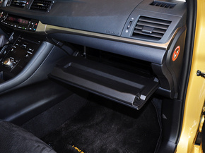 雷克萨斯  200h 1.8L CVT 手套箱整体特写