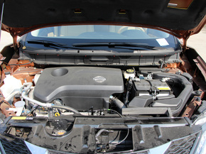 东风日产  2.0L XE 手动 发动机局部特写