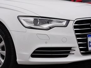 一汽奥迪  30 FSI 车辆右前大灯45度视角