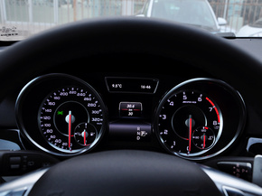 奔驰-AMG  GL63 方向盘后方仪表盘