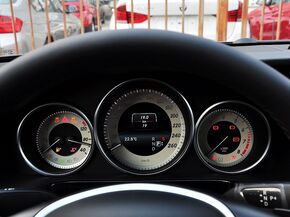北京奔驰  改款E300L 3.0L 自动 方向盘后方仪表盘
