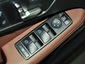 北京奔驰 E260L 1.8T 自动 左前车门控制区特写