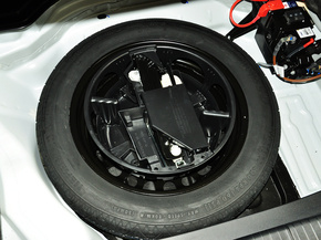 北京奔驰 E260L 1.8T 自动 备胎整体