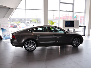 奥迪(进口) 3.0T DCT 车辆正右侧