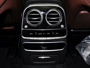 奔驰(进口)  S500L 4.7T 自动 中控台下方特写