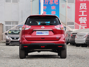 东风日产  2.0L XL  CVT 车辆正后方尾部视角